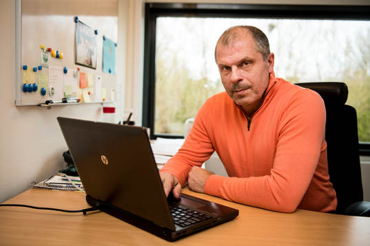 Rögles sportchef Anders "Masken" Carlsson på sitt kontor