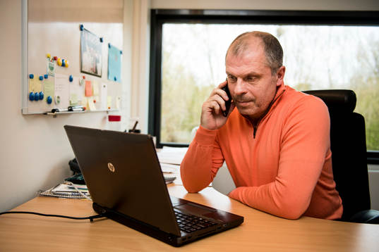 Rögles sportchef Anders "Masken" Carlsson på sitt kontor