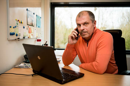 Rögles sportchef Anders "Masken" Carlsson på sitt kontor
