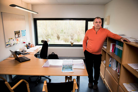 Rögles sportchef Anders "Masken" Carlsson på sitt kontor