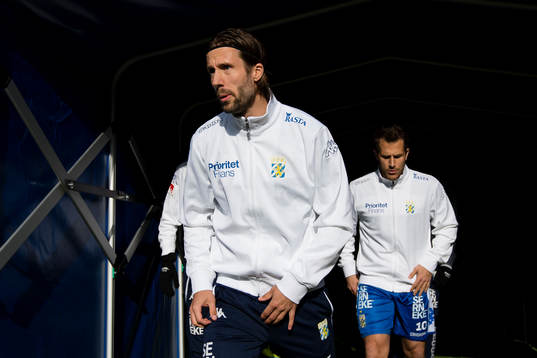 IFK Göteborgs Mattias Bjärsmyr på väg in för att
