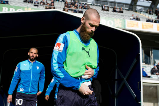 Malmö FFs Jo Inge Berget på väg in för att värma upp