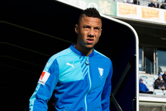 Malmö FFs Tobias Sana på väg in för att värma upp