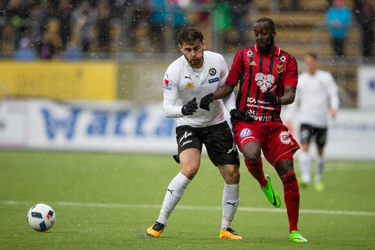 Östersunds Ronald Mukiibi mot Örebros försvarare