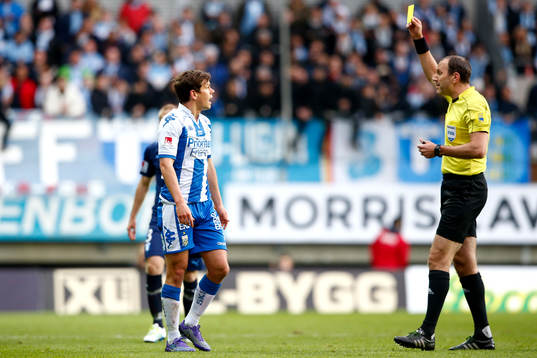 IFK Göteborgs Mads Albeck får gult kort av domaren Jonas