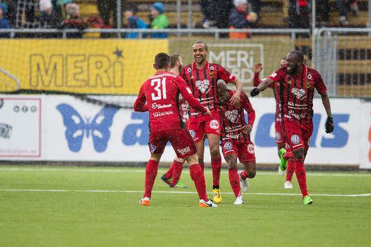 Östersunds Walid Atta jublar