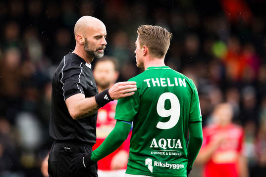 Domaren Stefan Johannesson pratar med Jönköpings Tommy