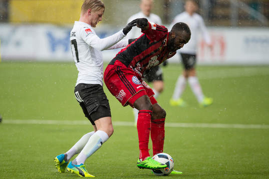 Örebros Karl Holmberg mot Östersunds Ronald Mukiibi