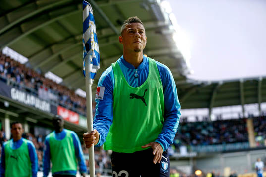 Malmö FFs Tobias Sana tar en hörnflagga och kastar ut i