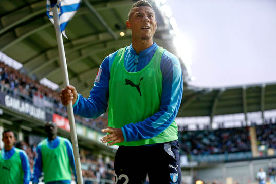 Malmö FFs Tobias Sana tar en hörnflagga och kastar ut i