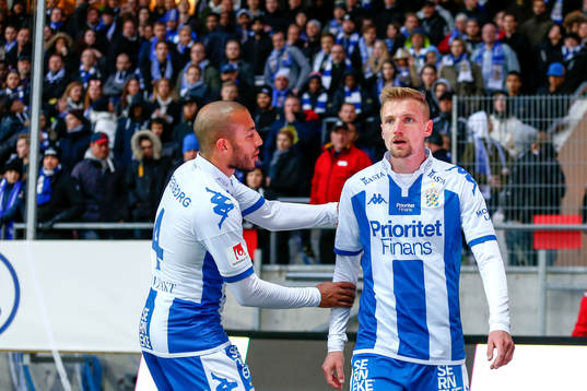 IFK Göteborgs Sebastian Eriksson lugnas av Haitam Aleesami
