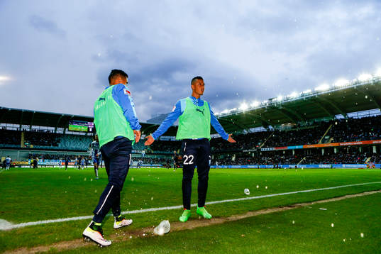 Malmö FFs Tobias Sana nedanför IFK Göteborgs klacken