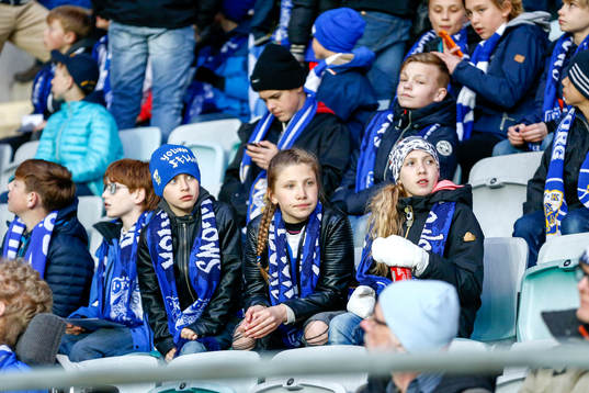 Ungdomsläktaren som är precis där knallskottet kastades