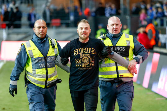 Frölundas Mats Rosseli Olsen sprang in på planen tas om