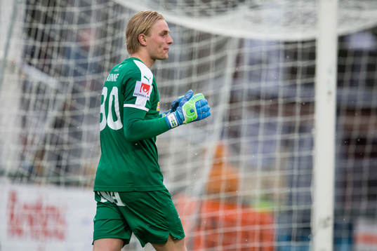 Örebros målvakt Jacob Rinne jublar