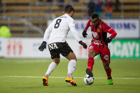 Östersunds Michael Omoh mot Örebros Astrit Ajdarevic