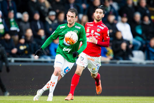 Jönköpings Daryl Smylie före Falkenbergs Amin Nazari