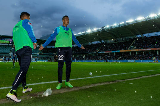 Malmö FFs Tobias Sana får öl och annat inkastat på sig