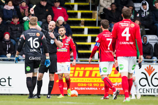 Domaren Stefan Johannesson varnar Falkenbergs målvakt