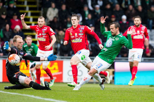 Jönköpings Fredric Fendrich (h) missar chans mot
