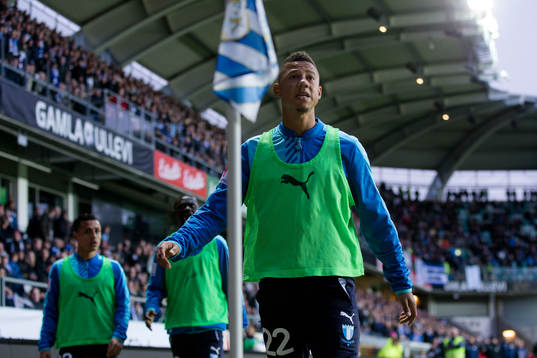 Malmö FFs Tobias Sana går fram och plockar upp en