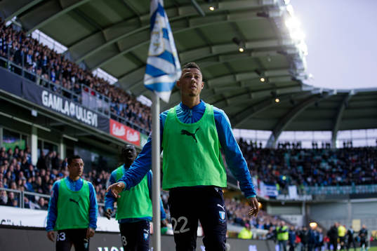 Malmö FFs Tobias Sana går fram och plockar upp en