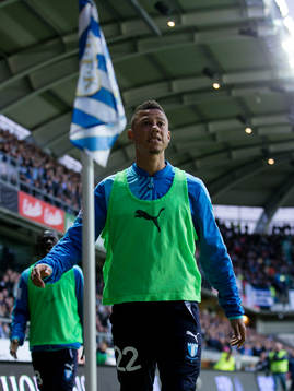 Malmö FFs Tobias Sana går fram och plockar upp en