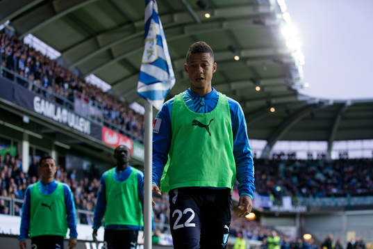 Malmö FFs Tobias Sana går fram och plockar upp en