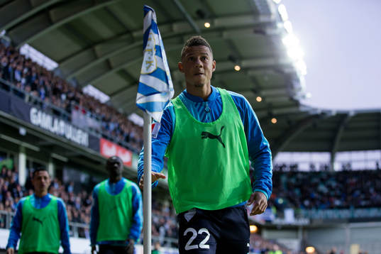 Malmö FFs Tobias Sana går fram och plockar upp en