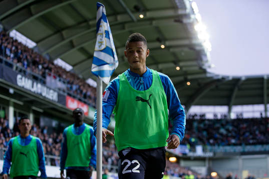 Malmö FFs Tobias Sana går fram och plockar upp en