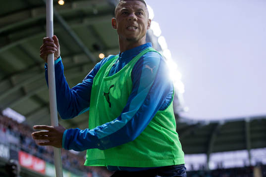Malmö FFs Tobias Sana går fram och plockar upp en
