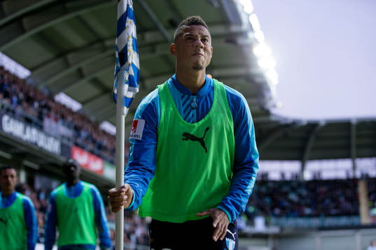 Malmö FFs Tobias Sana går fram och plockar upp en