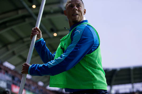 Malmö FFs Tobias Sana går fram och plockar upp en