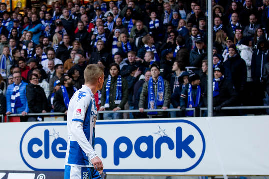 IFK Göteborgs Sebastian Eriksson reagerar mot klacken