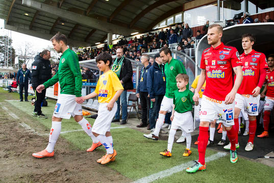 Spelarna påväg in på planen