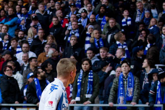 IFK Göteborgs Sebastian Eriksson reagerar mot klacken