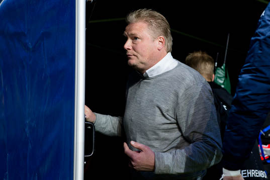 IFK Göteborgs tränare Jörgen Lennartsson  blickar ut mot