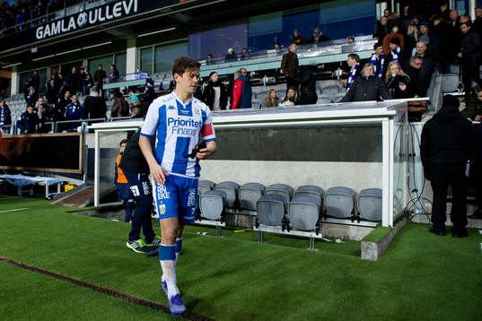 IFK Göteborgs Mads Albeck lämnar deppig planen