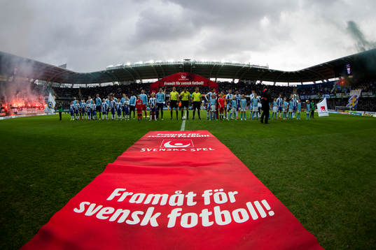 Lagen på line up innan fotbollsmatchen i Allsvenskan