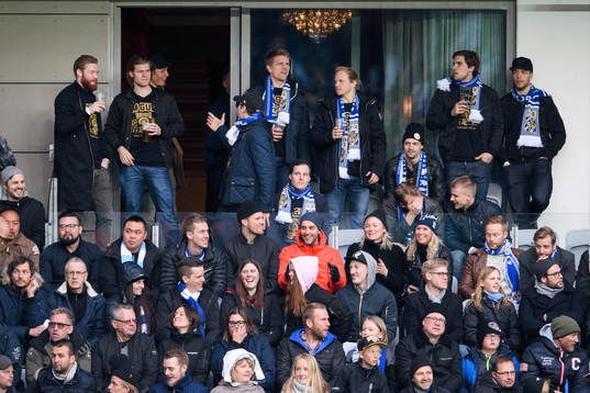 Delar ur Frölundas ishockeylag på läktaren