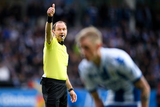 Domare Jonas Eriksson gör tummen upp