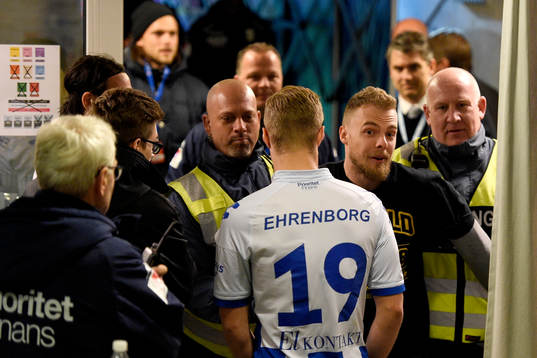 Frölundas Mats Rosseli Olsen förs bort av ordningsvakter