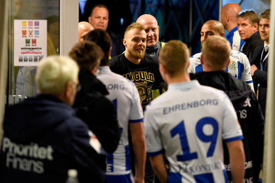 Frölundas Mats Rosseli Olsen förs bort av ordningsvakter