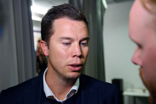 Malmö FFs sportchef Daniel Andersson blir intervjuad