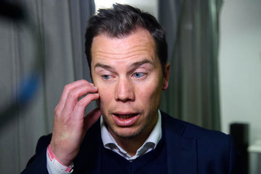 Malmö FFs sportchef Daniel Andersson blir intervjuad