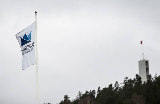 Sundsvallsflagga med södra berget i bakgrunden