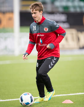 Kalmars Carl Johansson värmer upp innan fotbollsmatchen i