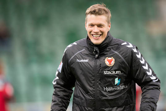 Kalmars Viktor Elm värmer upp innan fotbollsmatchen i