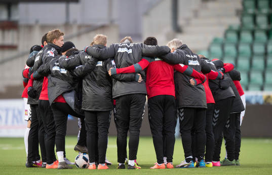 Kalmar värmer upp innan fotbollsmatchen i Allsvenskan