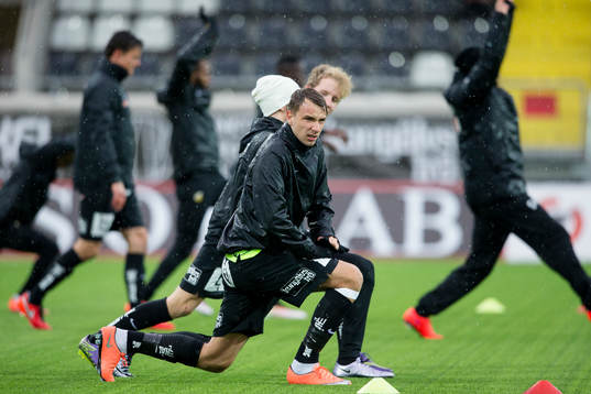 Häckens Jasmin Sudic värmer upp innan fotbollsmatchen i